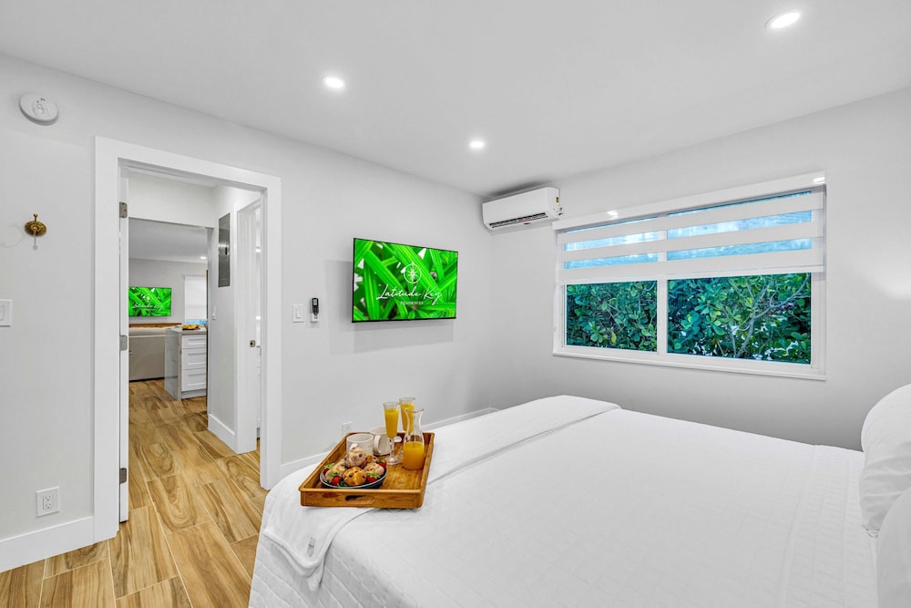 Beach Condo King Bed Lush Patio w BBQ Birch Key One