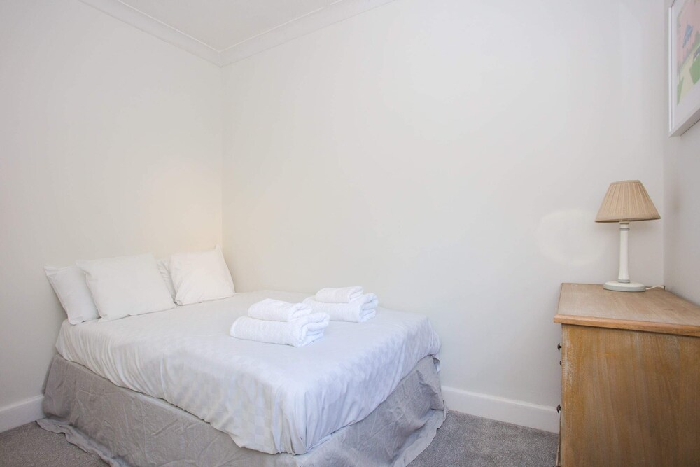 Modern & Spacious 2 Bedroom Flat Near Clapham Common