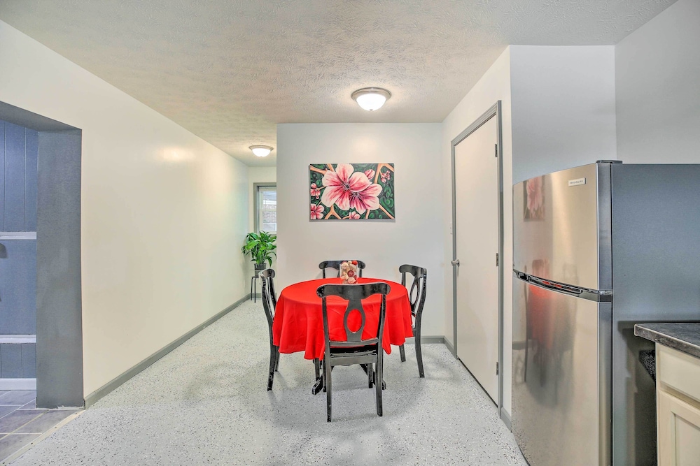 Charming Getaway + Fire Pit Near Hikes & Lake view 4