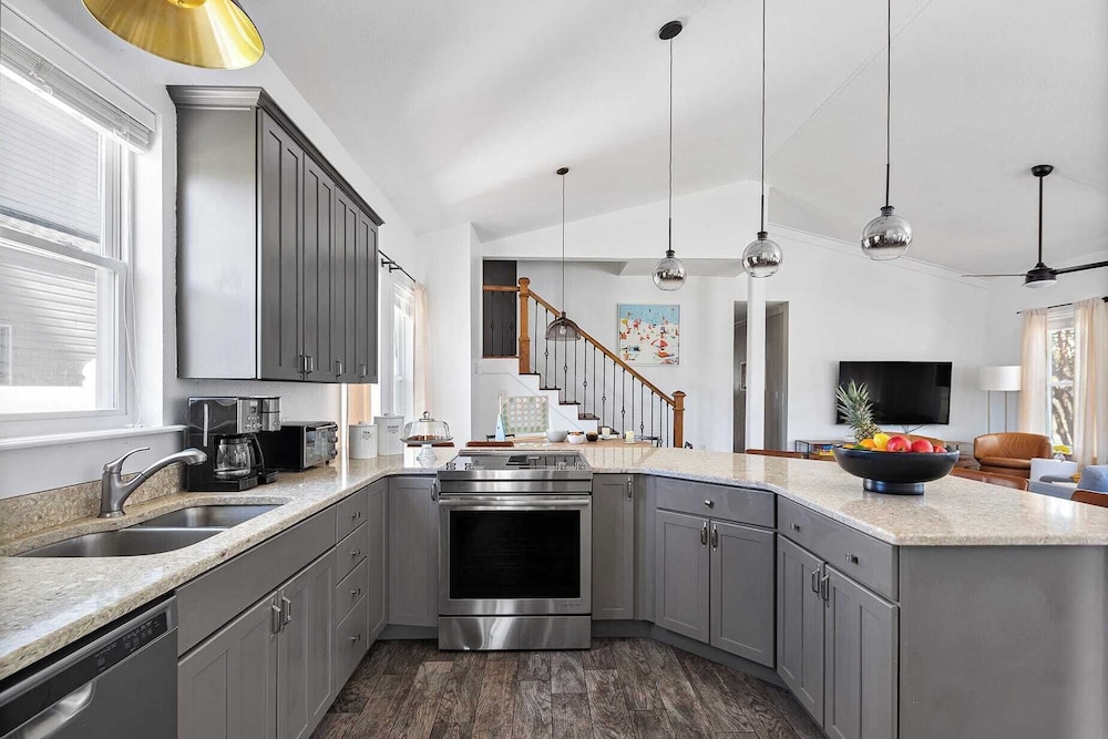 Sleeps 36 2 Homes, Walk to Beach, Priv Pool + Hot Tub Tidal Wave & Seacrest