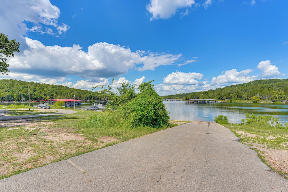 Cozy Cabin w/ Deck & Boat Launch Access in Lampe!