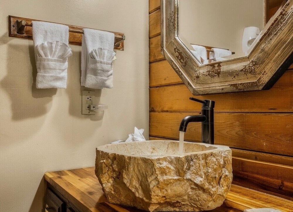 Golf Resort Cabin w Hot Tub Firepit Pool