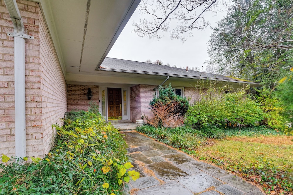 9 Mi to National Mall: Spacious Bethesda Retreat!