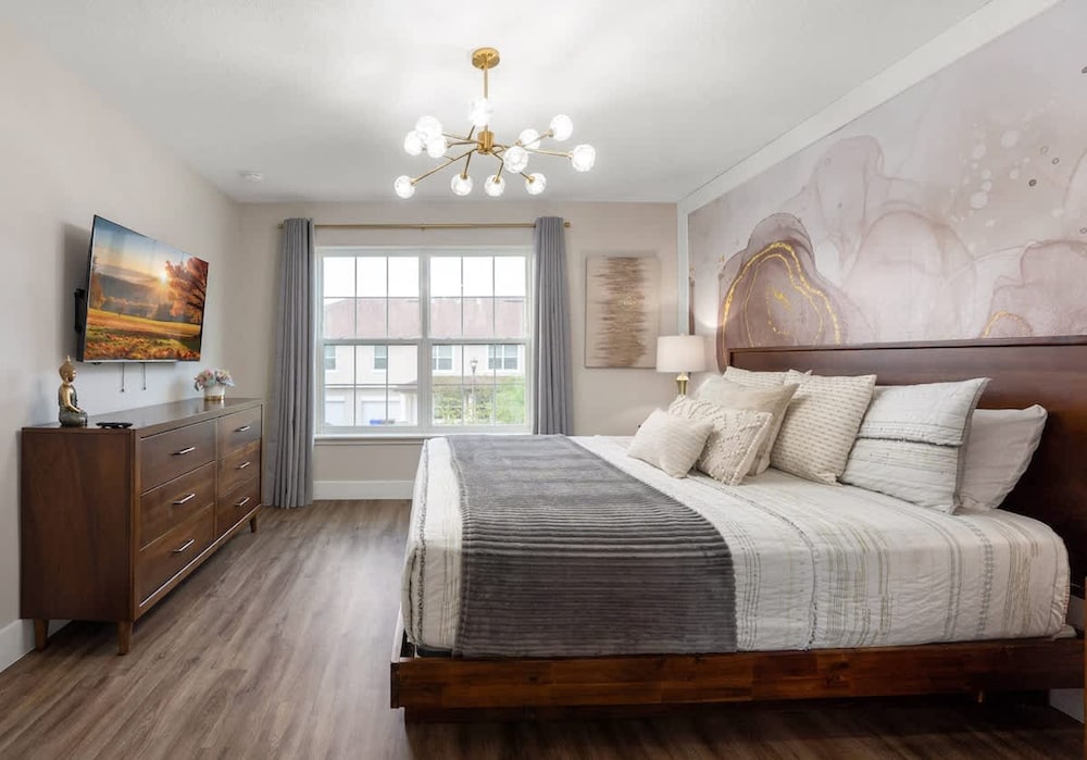New Listing - Modern Decor 4 BR Townhouse