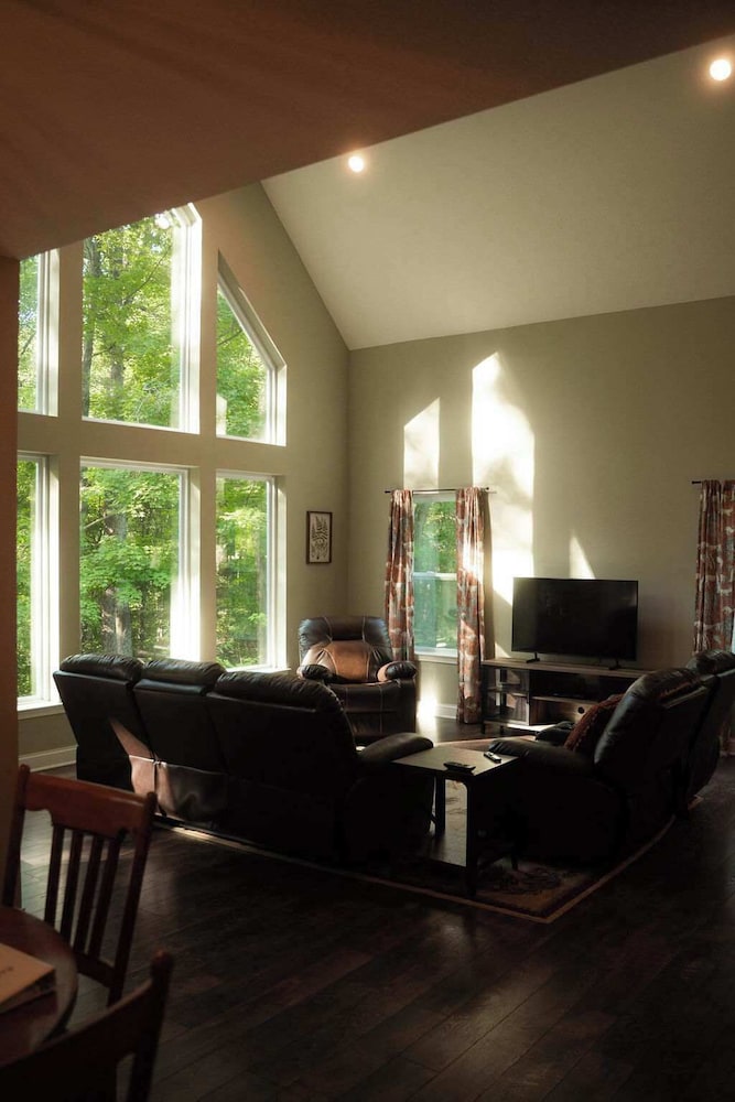 Modern 2 BD Cabin With hot tub & Games & Central Loc