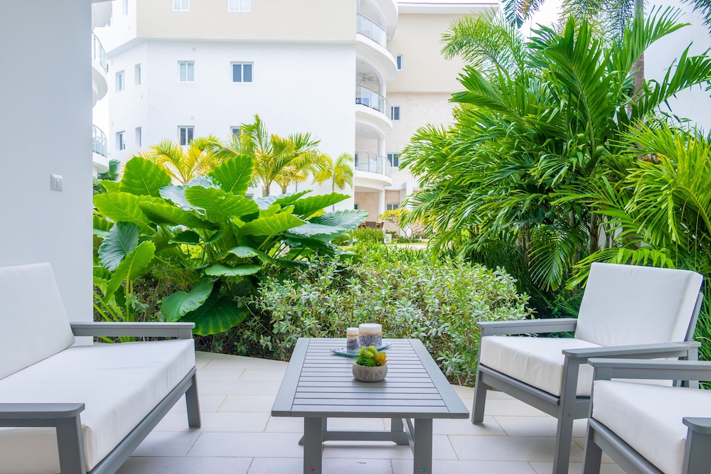 Family Getaway Apartment - On The Beach