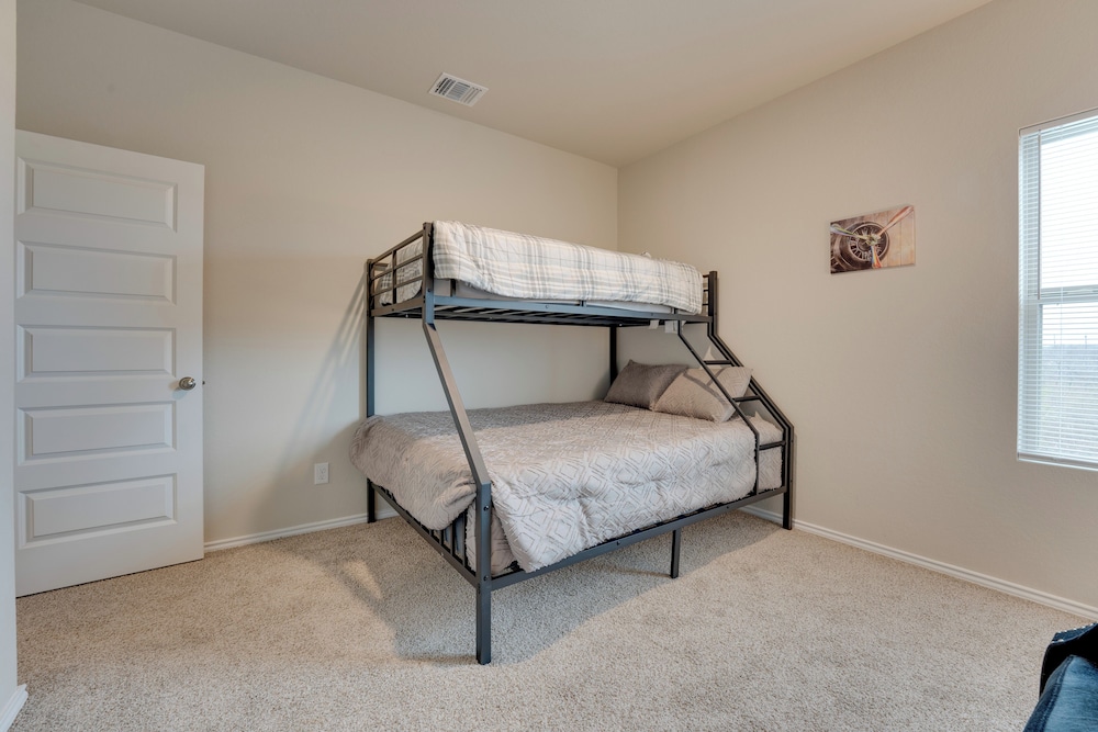6 Mi to Lackland Afb: Hot Tub, Pool & Game Room!