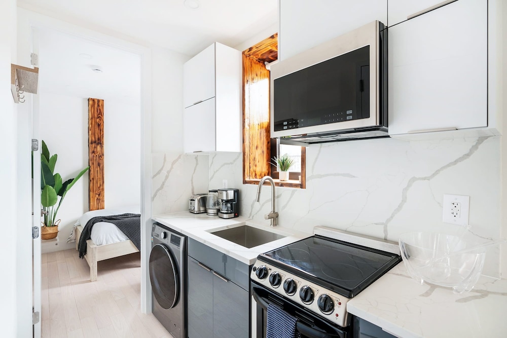 48-4fe 2BR Prime Midtown West