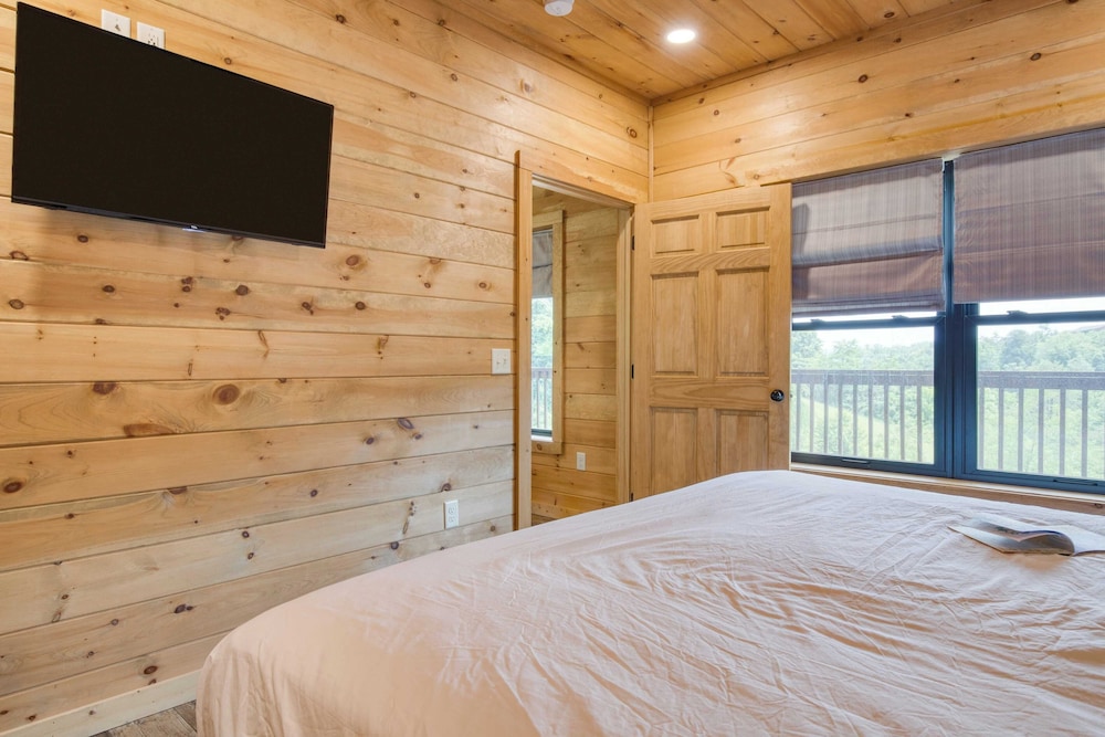 Lions Landing by Avantstay Sleeps 18 Hot Tub Game Room Views Near Pigeon Forge