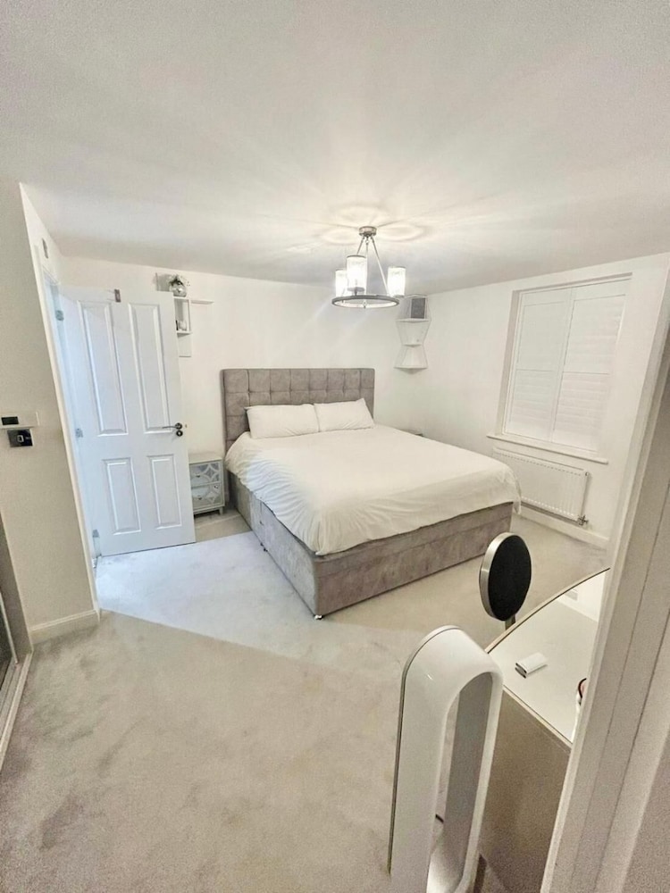 High END Spacious 4 Bed House - Free Parking
