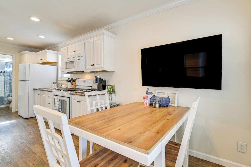 < 1 Mi to Lake Norman Marina: Home w/ Pool Access