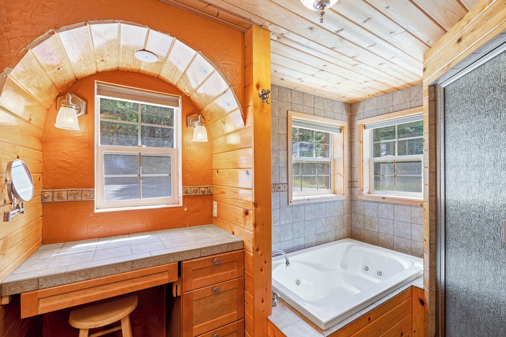 Dog-friendly 3BR on 200 Acres w/ River Access