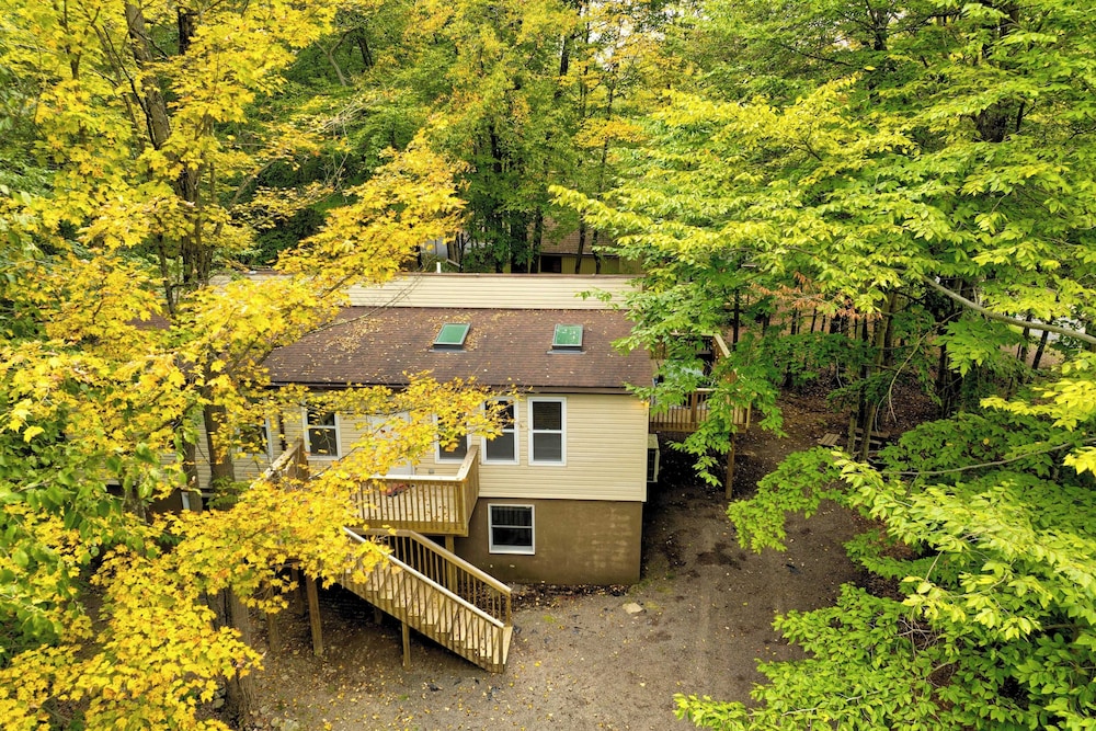 Moshannon Tree-lined Pocono Retreat w/ Hot Tub, Firepit & Pool Table
