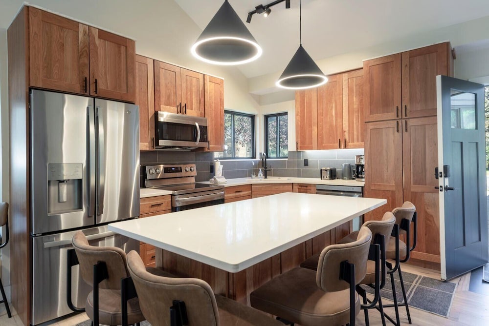 Stylish 4BR Canyons Village-Walk to Cabriolet-Hidden Creek 37D