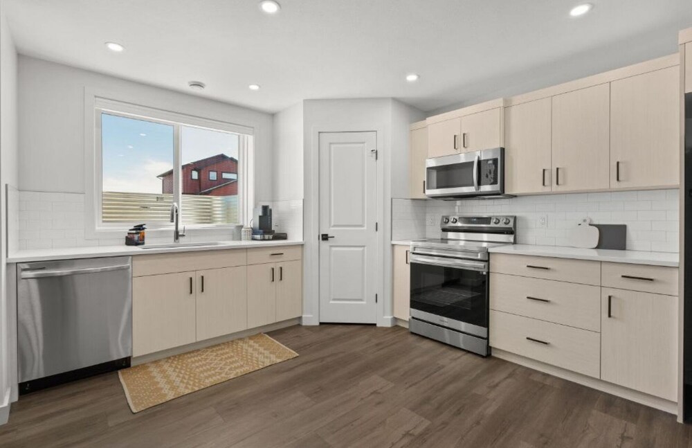 Castle View No Service Fees Kitchen 55 TV