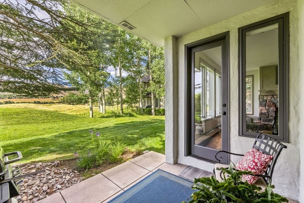 Stunning Renovated 2 Bedroom in Arrowhead Village! Studio Condo
