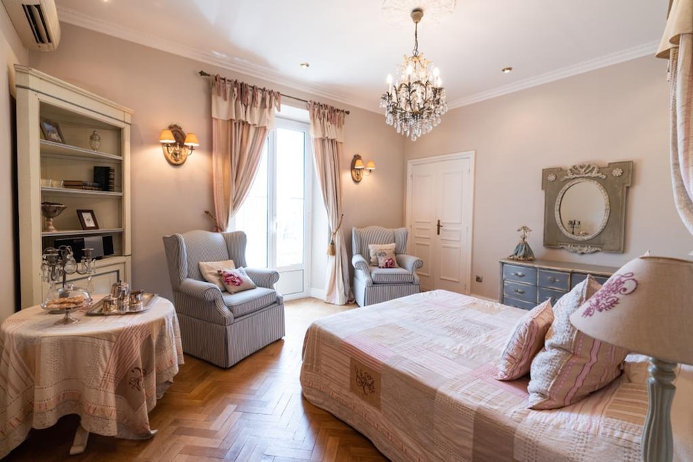 Charming 2 Bedroom apt in Central Cannes Walking Distance to Beaches Croisette and the Palais - 678