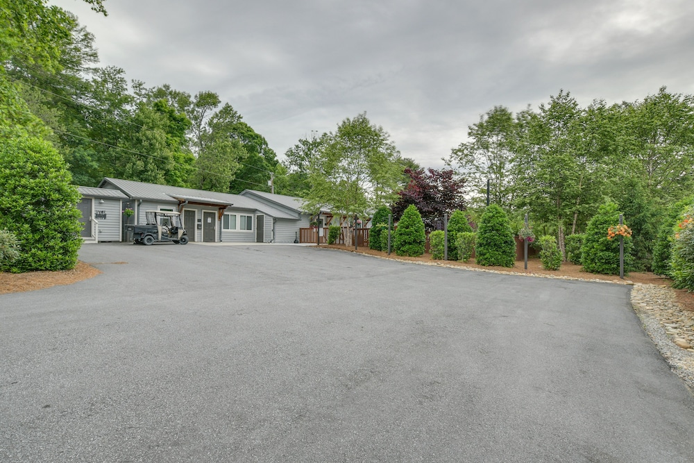 Chic Flat Rock Tiny Home: Pool Access! view 2