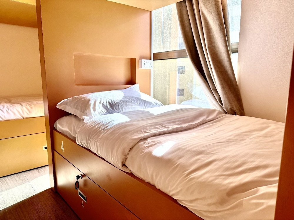 Sadaf 6 Luxury Stays Bed Space
