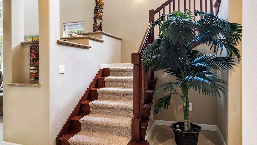 Spacious Ground Floor End Unit - Walk to Beach & Shopping - Vrkcv