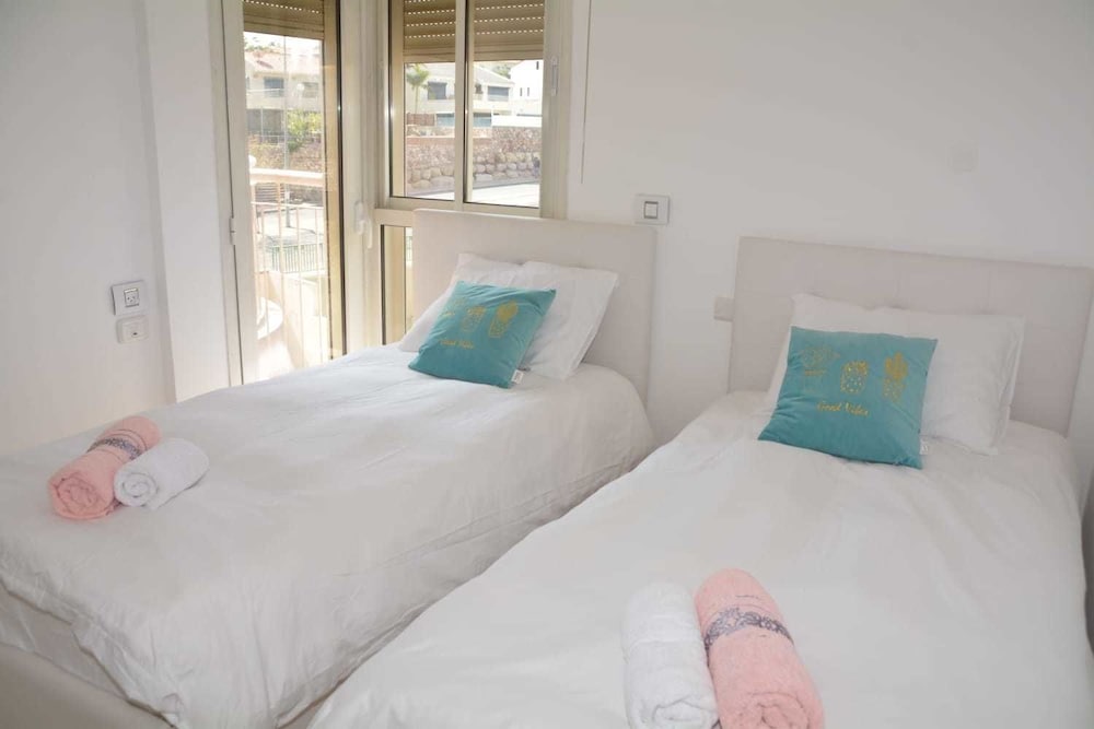Renovated White 3BD next to Beach - Pool