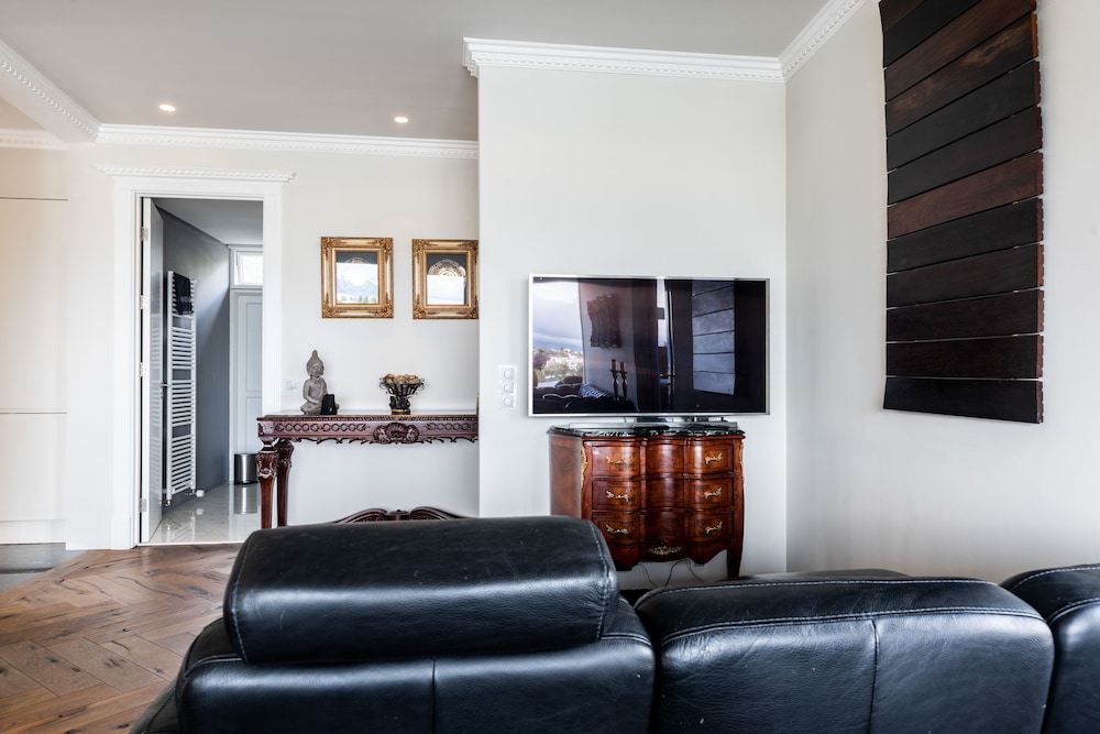 ICELAND SJF Villa , Hot tub & Outdoor Sauna Amazing Mountains View - 15 min to downtown