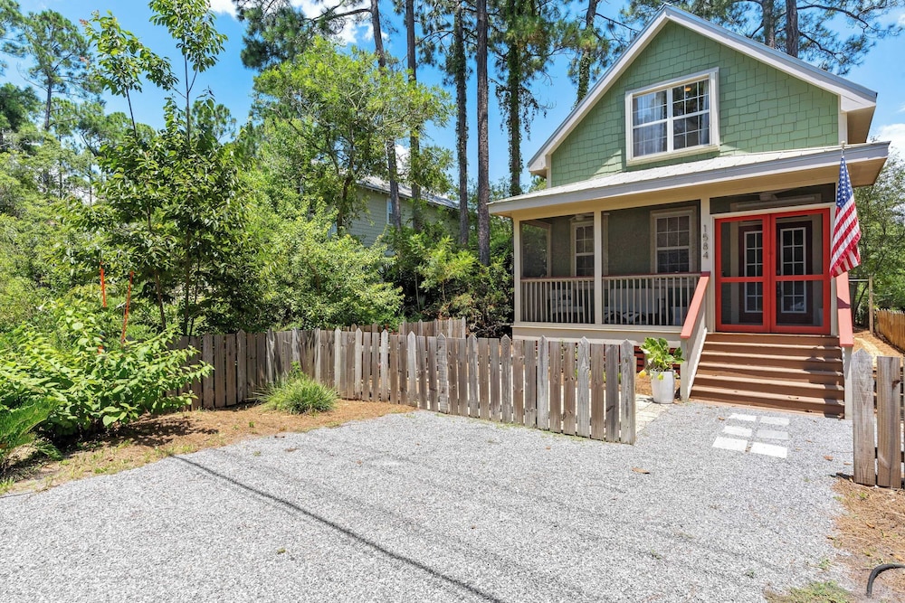 Bayou Bungalow by Avantstay Walk to Boat Ramp & Bay Private Yard