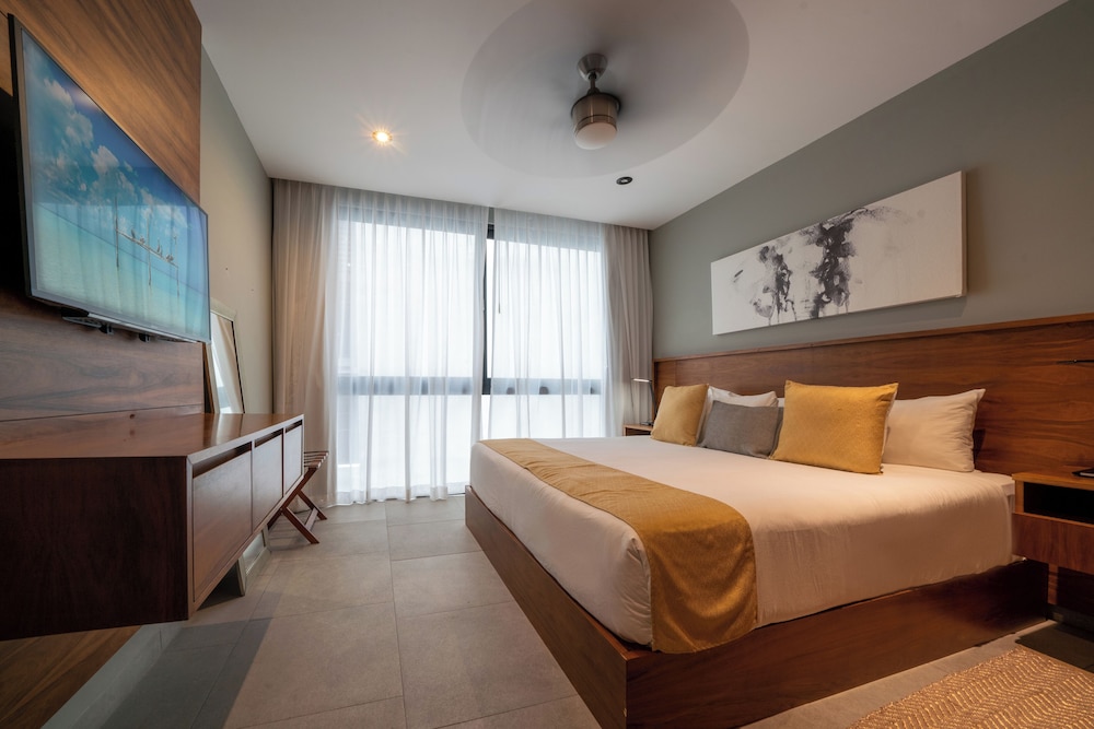 1 Br Condo with Rooftop Pool & Bar - IT