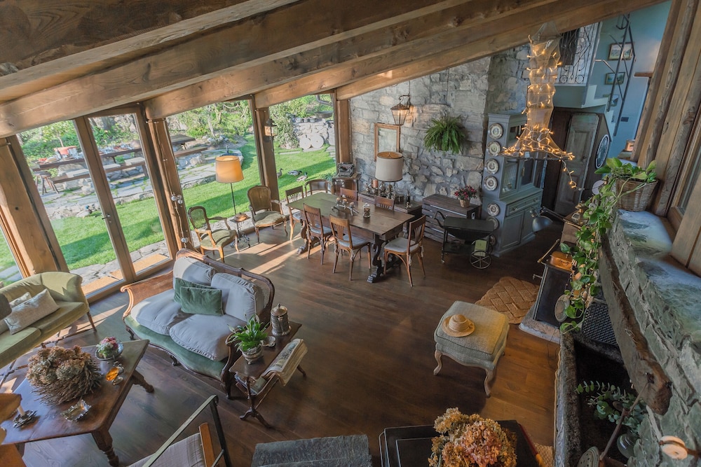 The Writer's Nest by Rent all Como