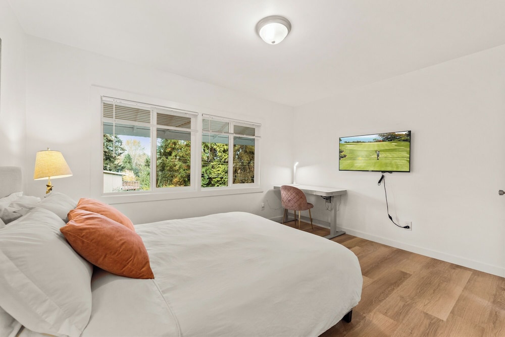 Parkside Escape Oasis in Bellevue fully fenced