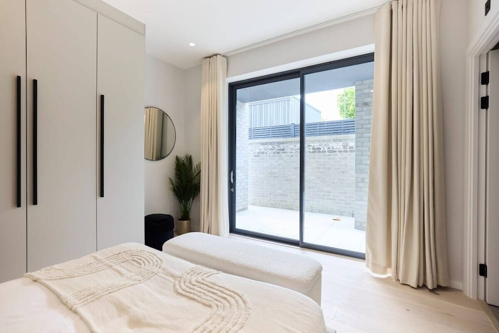 The Brondesbury Quarters - Modern 2bdr Flat With Balcony + Parking