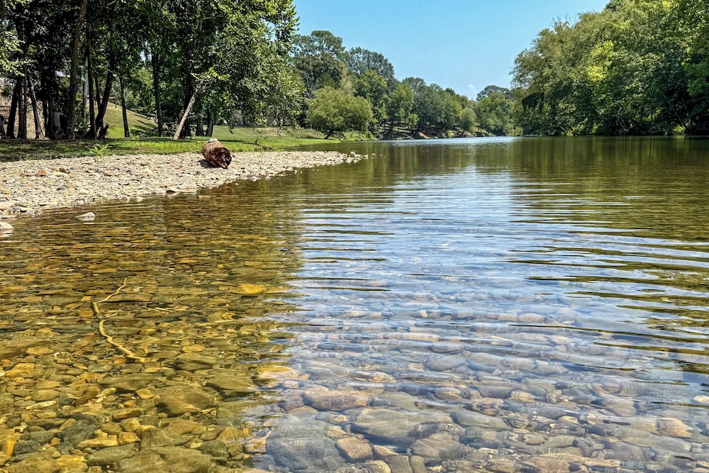 Creek Access, Games: Family-friendly Royal Retreat