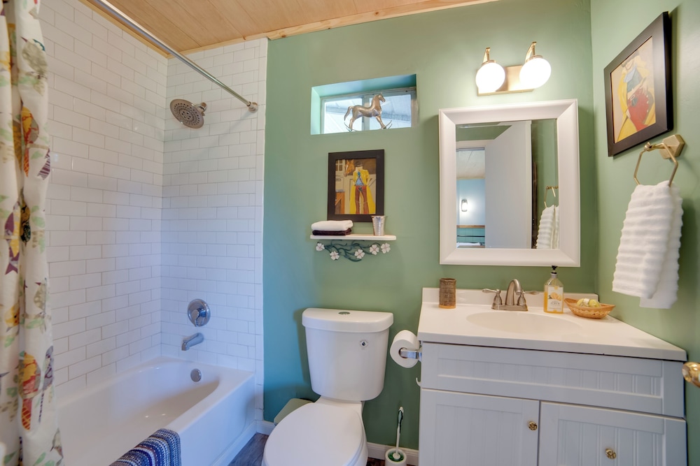 Secluded Getaway on ~10 Acres in The Piney Woods!
