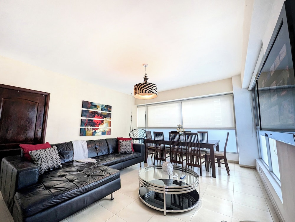 YC 701-C l Apartamento 2BR en av balboa