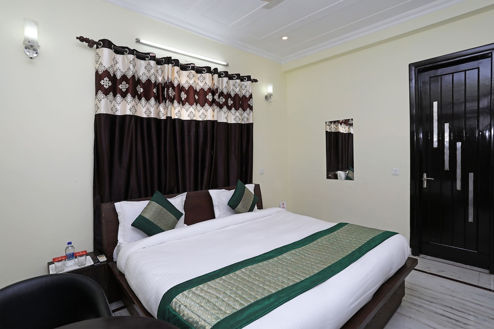 OYO 11606 Galaxy Inn