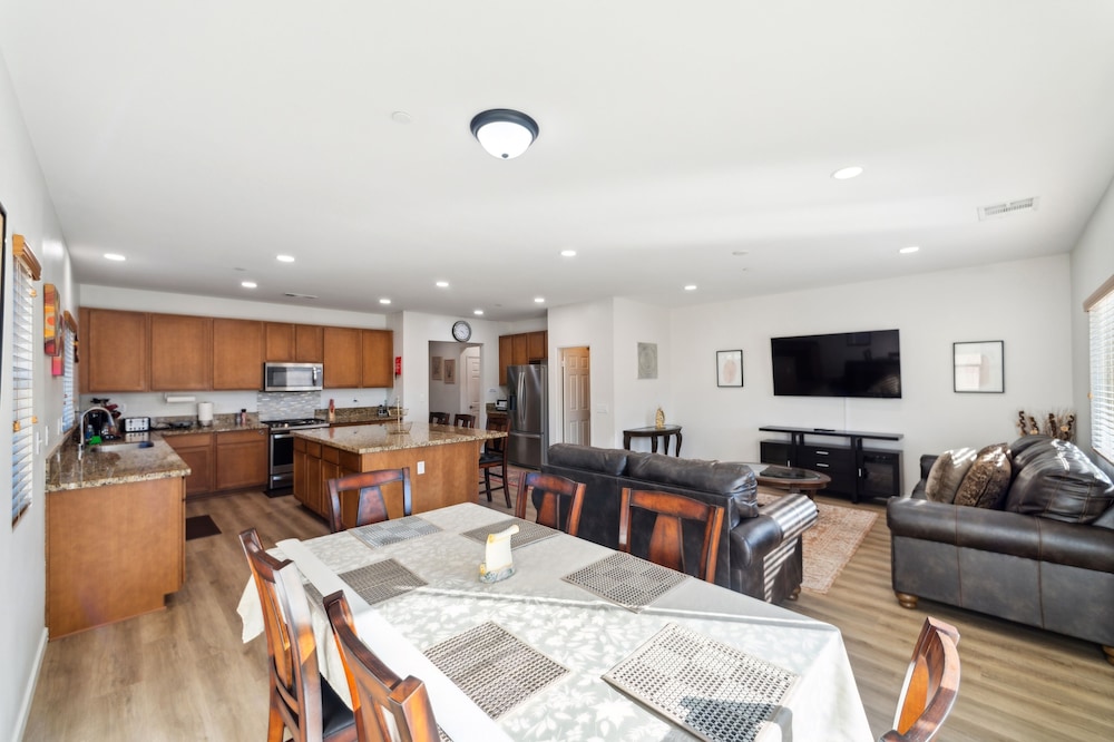 Charming Pet-friendly Getaway In Sunny Beaumont 4 Bedroom Home