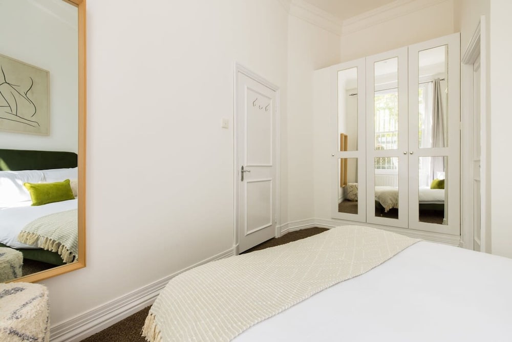 Spacious Apartment With Office Rear Terrace