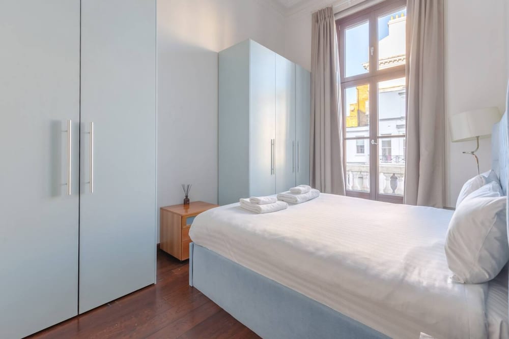 Central 2 Bedroom Flat - Opposite South Kensington Tube