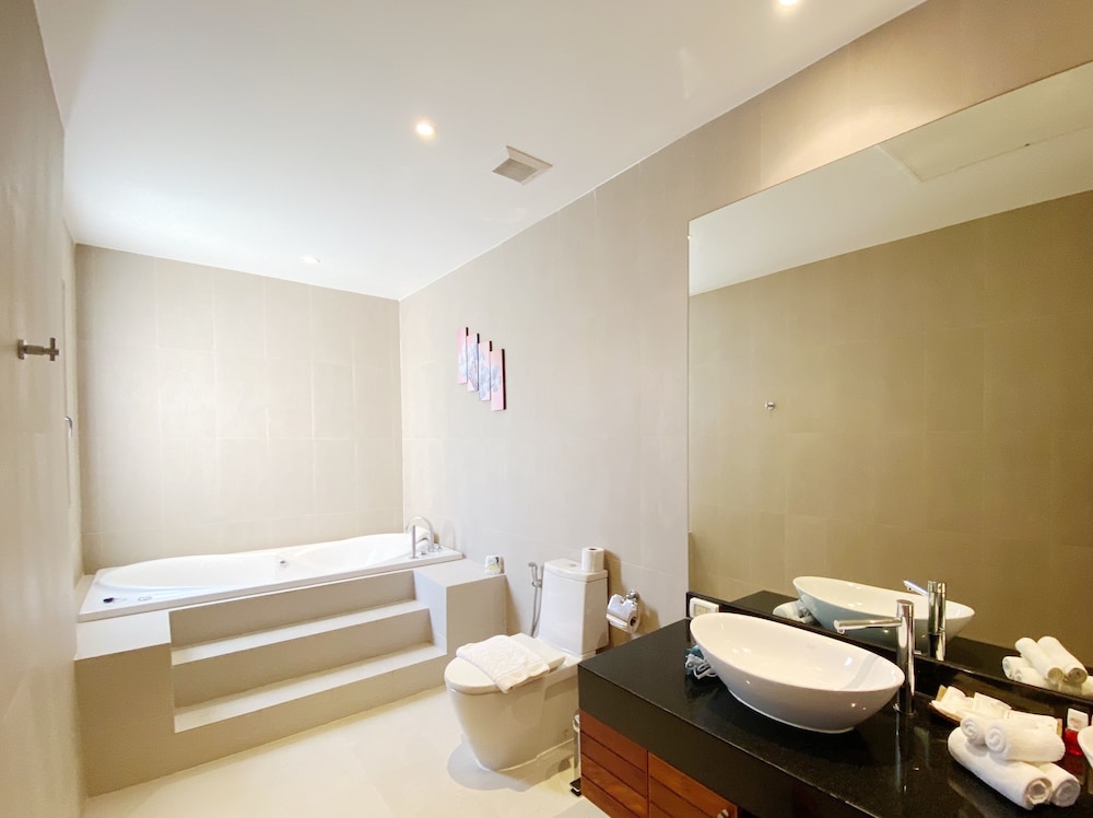 Fabulous 2br Pool Villa Walk to Bangtao Beach and Catch Club