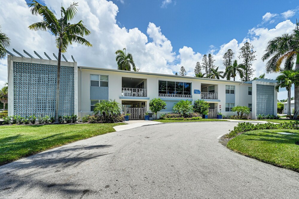 Coastal Downtown Naples Condo - Walk to the Beach! view 2