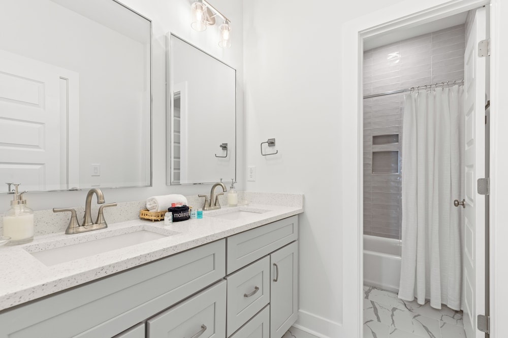 Spacious 6BR Beach Home Sleeps 15 Relax & Reconnect at Coastal Breeze