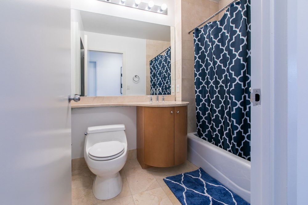 Bright 2 Bedrooms 2 Bathrooms Unit With Balcony