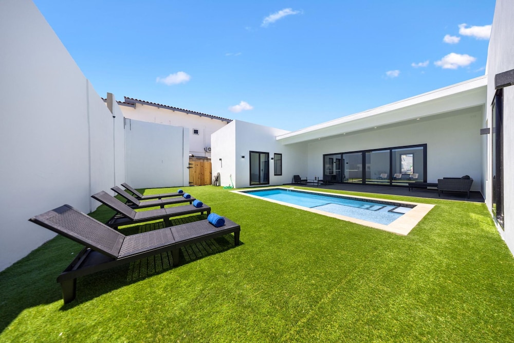 Brand NEW Villa Central Location Private Pool