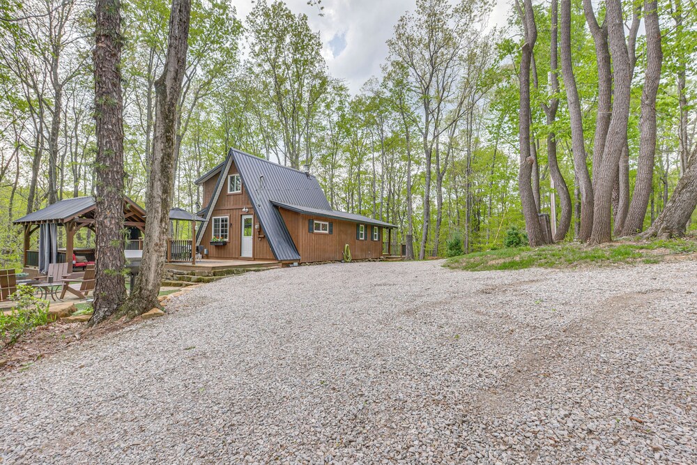 Secluded Cabin w/ Hot Tub in Hocking Hills