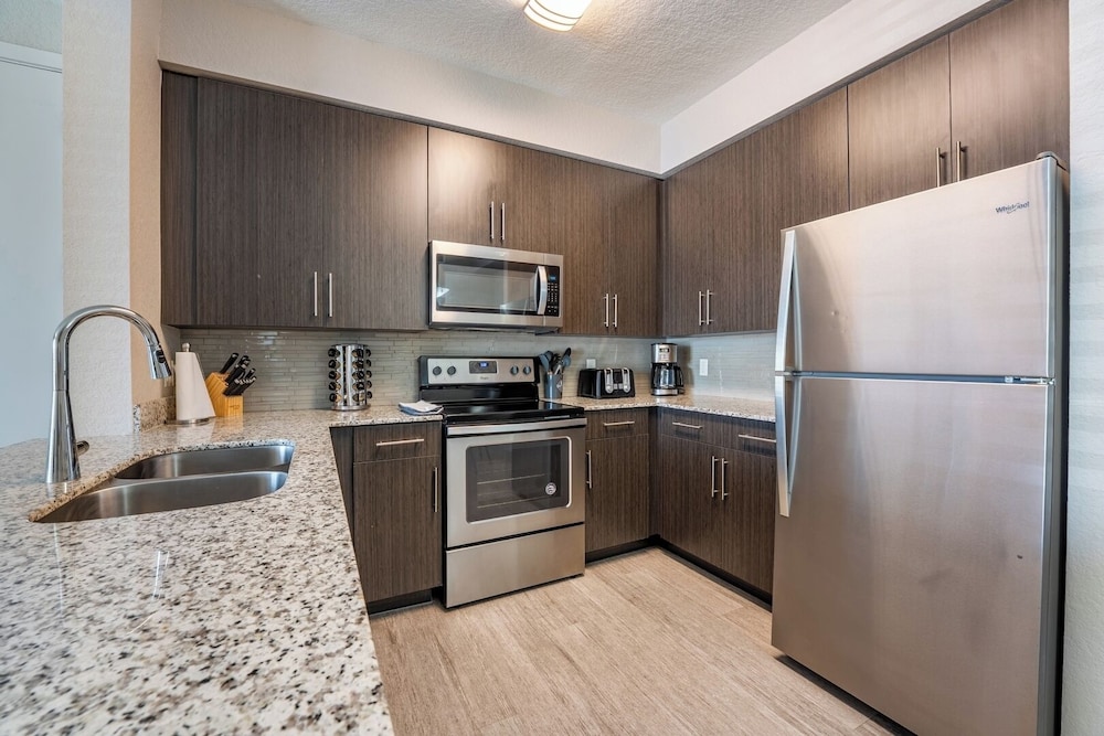 Daytona 2BR Getaway Parking Family & Pet-friendly