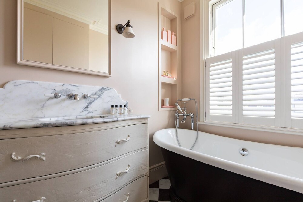 Warwick Gardens II by Onefinestay