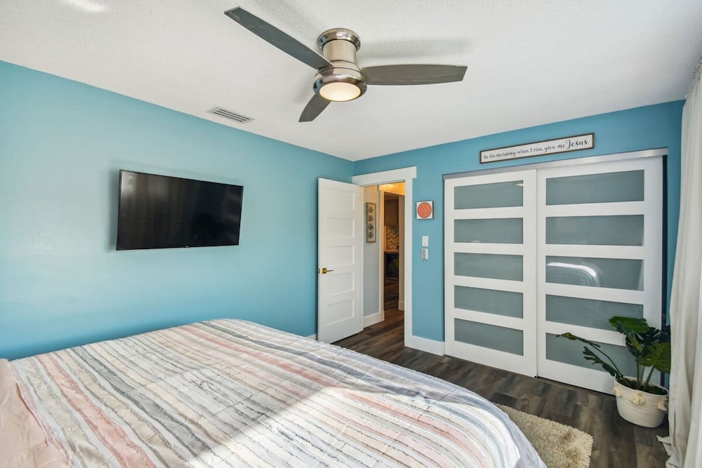 Tropical Pool Retreat in Tarpon Springs