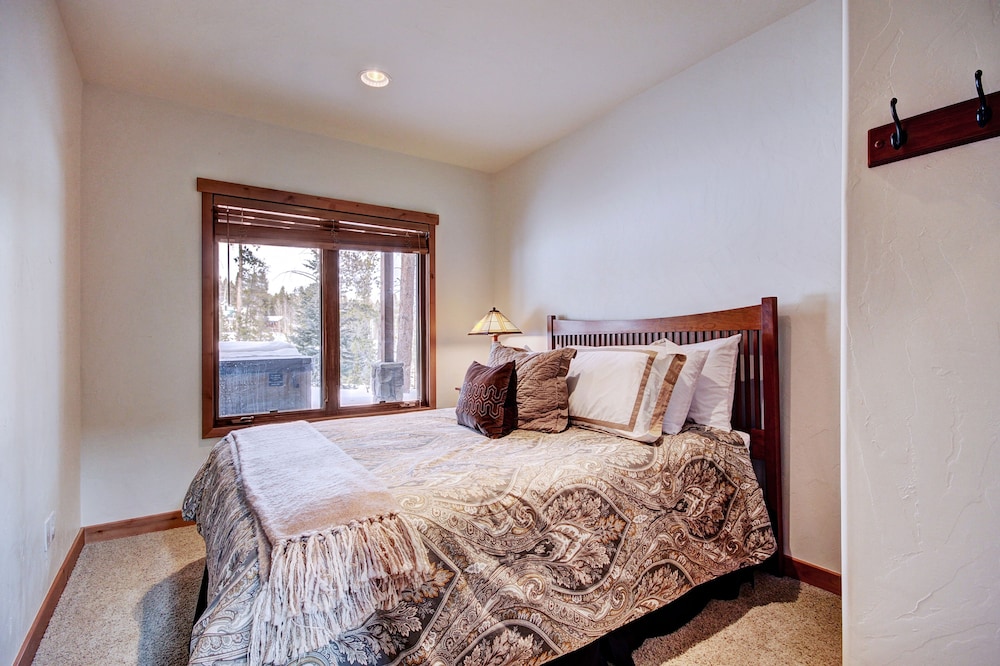Pine Needle Lodge 5 Bedroom Home by RedAwning