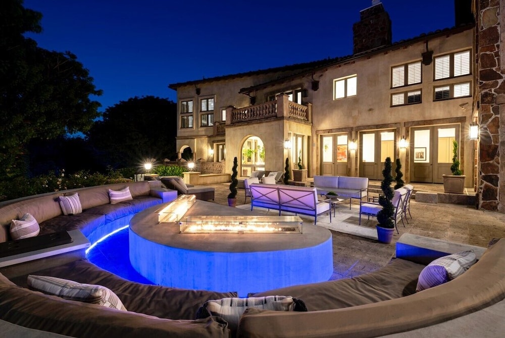 Carolwood - Modern Tuscan Villa With Rolling Lawns and Loggia in Holmby Hills - Image 2