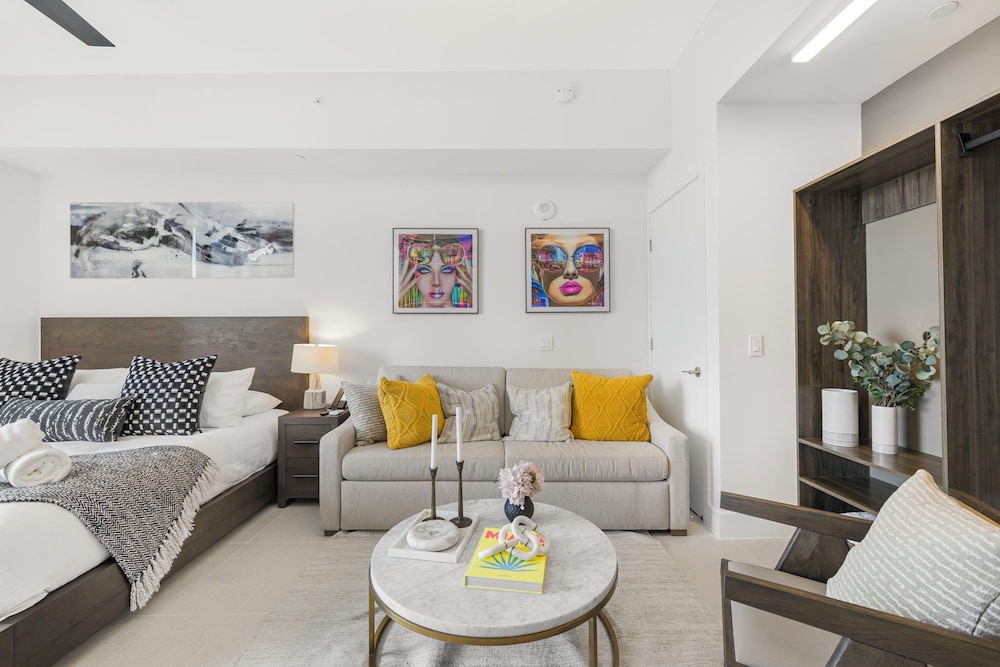 Lux Studio W City Views and Pool